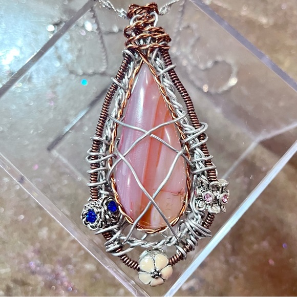 Extravagant Lace Agate Statement Necklace - Picture 4 of 7